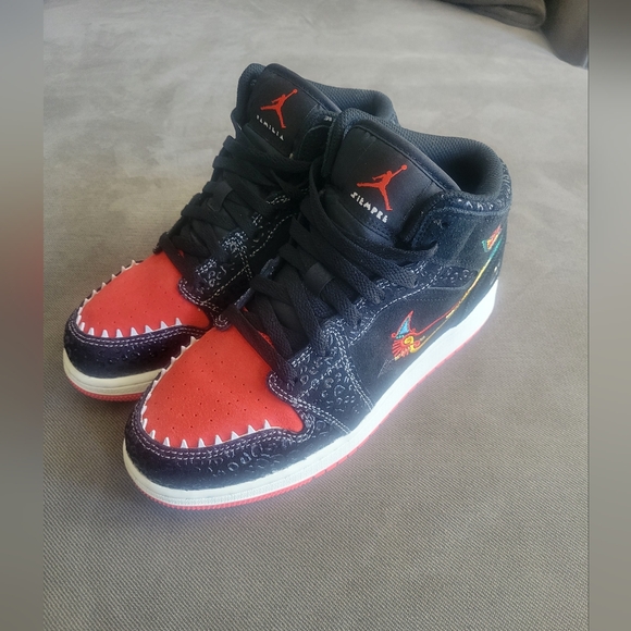 Nike Air Jordan 1 Mid SE Siempre Familia (GS) Youth Size 6 Y DN5121-001 Sneakers - Picture 3 of 9